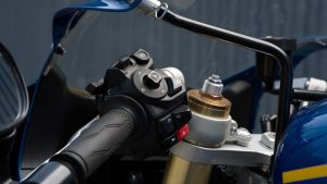 Yamaha XSR900 GP 2027 – Lenkerstummel mit Schaltereinheit und goldener Gabeleinstellung im Detail