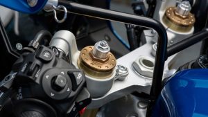 Yamaha XSR900 GP 2027 – Gabelbrücke mit Lenkerstummeln und goldenen Einstellschrauben der Gabel