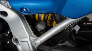 Yamaha XSR900 GP 2027 – gelbe Feder des Federbeins unter dem silbernen Aluminiumrahmen