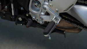 Yamaha XSR900 GP 2027 – Fußraste und Schalthebel am silbernen Rahmen im Detail