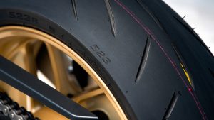 Yamaha XSR900 GP 2027 – Hinterreifen auf goldener Felge im Detail