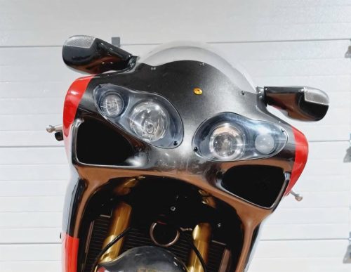 Yoshimura Tornado S-1 – Frontansicht mit schwarzer Verkleidung, Doppelscheinwerfern und Kohlefaser-Spiegeln vor Garagentor (Lissabon-Exemplar)