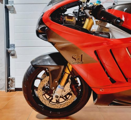Yoshimura Tornado S-1 – Front-Seitenansicht mit goldenem 'S-1 Tornado'-Schriftzug, goldener Öhlins-Gabel und Kohlefaser-Kotflügel (Lissabon-Exemplar)