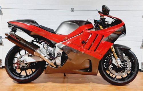 Yoshimura Tornado S-1 – Seitenansicht in Rot-Schwarz-Silber mit Tri-Oval-Endschalldämpfer und BBS-Leichtmetallrädern (Lissabon-Exemplar)
