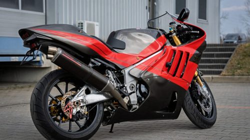 Yoshimura Tornado S-1 – Heck-Seitenansicht mit schwarz-rotem Heck, S-1-Schriftzug und Doppelauspuff vor Treppenstufen (Poland-Exemplar Nr. 21)