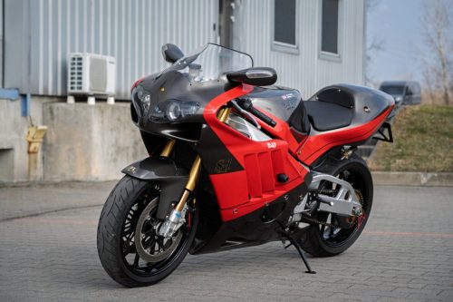 Yoshimura Tornado S-1 – Frontal-Seitenansicht mit Doppelscheinwerfern, goldener Gabel und japanischem Yoshimura-Schriftzug auf rotem Bug (Poland-Exemplar Nr. 21)