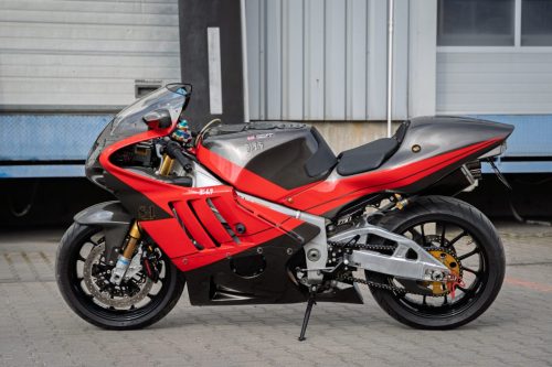 Yoshimura Tornado S-1 – Nahaufnahme der Frontverkleidung mit Doppelscheinwerfern und goldenem S-1-Tornado-Logo (Poland-Exemplar Nr. 21)