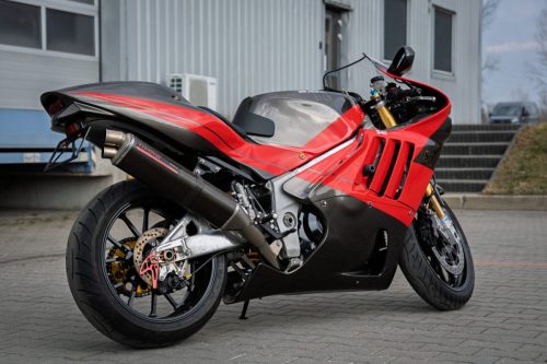Yoshimura Tornado S-1 – Cockpit-Detail mit Drehzahlmesser, Suzuki-GSX-R1000-Logo und Yoshimura Digital Multi Meter, Kilometerstand 6.986 km sichtbar (Poland-Exemplar Nr. 21)