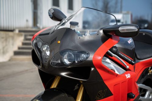 Yoshimura Tornado S-1 – Vogelperspektive auf Tank und Verkleidung mit japanischen Schriftzeichen und goldener Öhlins-Gabel (Poland-Exemplar Nr. 21)