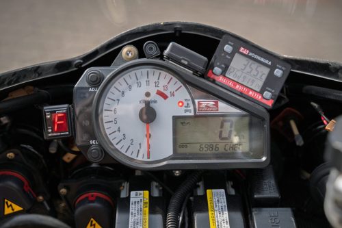 Yoshimura Tornado S-1 – Digitales Cockpit mit Zündschloss, Yoshimura-Multimeter und Kilometerzähler bei 6.986 km, Anzeige 'CHEC' (Poland-Exemplar Nr. 21)
