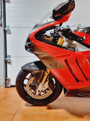 Yoshimura Tornado S-1 – Front-Seitendetail mit goldener Öhlins-Gabel, goldenem 'S-1 Tornado'-Schriftzug und Kohlefaser-Kotflügel in der Garage (Lissabon-Exemplar)