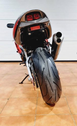 Yoshimura Tornado S-1 – Heckansicht direkt von hinten mit Doppelauspuff, Rücklichtern und Hinterrad in der Garage (Lissabon-Exemplar)