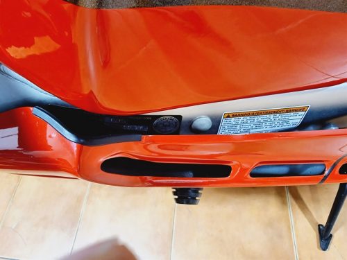 Yoshimura Tornado S-1 – Typenschild-Detail unter der Sitzbank: Suzuki-Motor-Corporation-Plakette mit kanadischem Zulassungssiegel und Warnaufkleber (Lissabon-Exemplar)