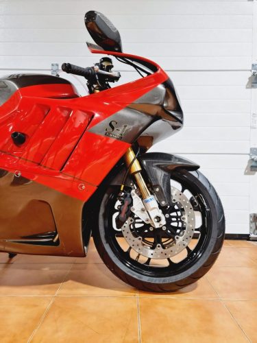Yoshimura Tornado S-1 – Vorderrad-Seitenansicht mit goldener Öhlins-Gabel, 'S-1 Tornado'-Logo und Kohlefaser-Kotflügel in der Garage (Lissabon-Exemplar)