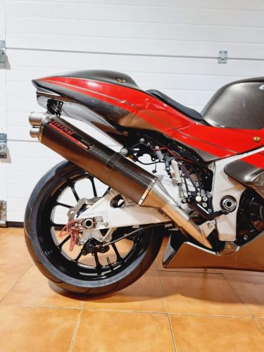 Yoshimura Tornado S-1 – Hinterradbereich mit Tri-Oval-Endschalldämpfer, silberner Schwinge und rotem Heck in der Garage (Lissabon-Exemplar)