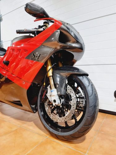 Yoshimura Tornado S-1 – Frontpartie schräg von oben mit 'S-1 Tornado'-Logo und Doppelscheinwerfern in der Garage (Lissabon-Exemplar)