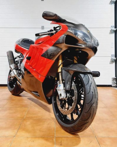 Yoshimura Tornado S-1 – Frontalansicht direkt von vorn mit Doppelscheinwerfern, goldenen Gabelholmen und Kohlefaser-Kotflügel (Lissabon-Exemplar)