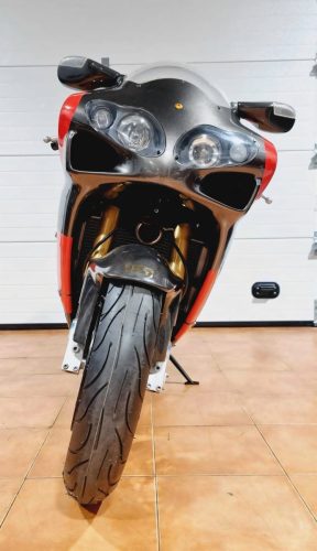 Yoshimura Tornado S-1 – Heckpartie von der Seite mit Blinker und Kohlefaser-Endkappe in der Garage (Lissabon-Exemplar)