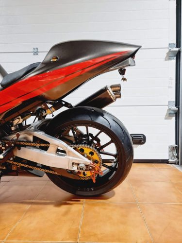 Yoshimura Tornado S-1 – Hinterradbereich mit Schwinge, goldenem Ritzel und rot lackiertem Kettenspanner (Lissabon-Exemplar)