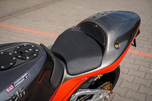 Yoshimura Tornado S-1 – Sitzbankbereich von oben mit Tankdeckel, schwarzer Polsterung und Yoshimura-Tornado-S-1-Aufkleber (Poland-Exemplar Nr. 21)