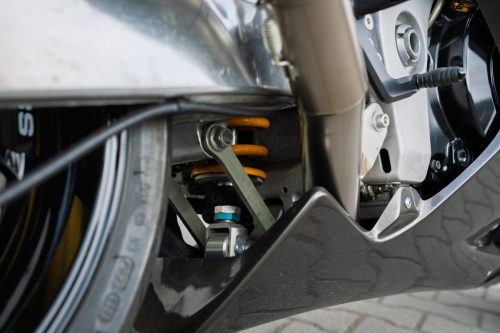 Yoshimura Tornado S-1 – Hinterradschwinge im Detail mit Öhlins-Federbein, goldener Feder und Umlenkhebel (Poland-Exemplar Nr. 21)