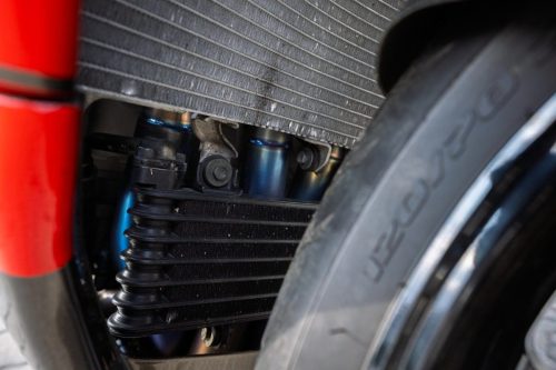 Yoshimura Tornado S-1 – Kühler-Detailansicht neben dem Vorderrad mit Ölkühler und Bremsscheibe (Poland-Exemplar Nr. 21)
