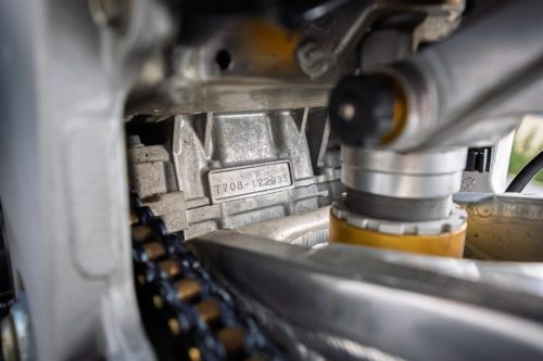 Yoshimura Tornado S-1 – Rahmendetail mit gestempelter Seriennummer 'T708-122935' nahe Öhlins-Federbein und Antriebskette (Poland-Exemplar Nr. 21)