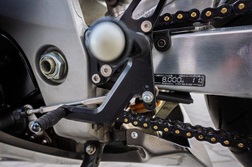 Yoshimura Tornado S-1 – Fußrasten-Detail mit Wartungsaufkleber '8.000 km bis zum nächsten Ölwechsel' und goldener Kette (Poland-Exemplar Nr. 21)