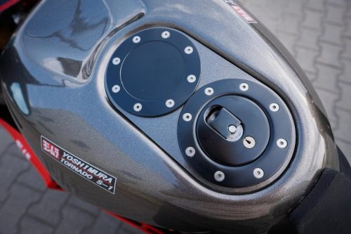 Yoshimura Tornado S-1 – Tankdeckel-Detail mit zwei Verschlüssen und Yoshimura-Tornado-S-1-Aufkleber (Poland-Exemplar Nr. 21)
