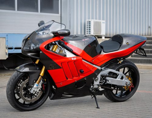 Yoshimura Tornado S-1 – Seitenansicht schräg von vorn vor Industriegebäude mit sichtbarem Tankaufkleber (Poland-Exemplar Nr. 21)