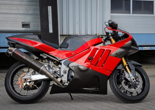 Yoshimura Tornado S-1 – Seitenansicht im Halbprofil mit japanischem Tankaufkleber und goldener Öhlins-Gabel (Poland-Exemplar Nr. 21)