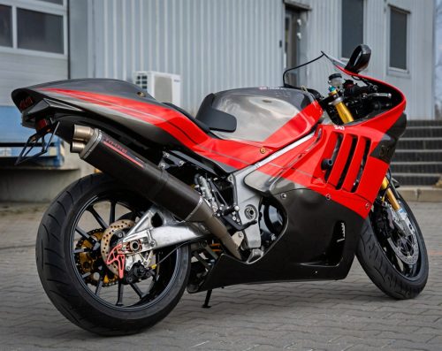 Yoshimura Tornado S-1 – Komplette Seitenansicht mit 'S-1 Tornado'-Logo am Bug und Tri-Oval-Auspuff (Poland-Exemplar Nr. 21)