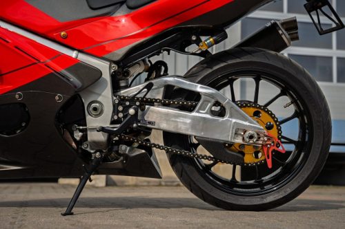Yoshimura Tornado S-1 – Hinterradschwinge und Auspuff im Detail mit goldenem Kettenrad und Öhlins-Federbein (Poland-Exemplar Nr. 21)