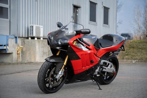 Yoshimura Tornado S-1 – Schräge Frontansicht mit goldener Öhlins-Gabel vor Industriegebäude (Poland-Exemplar Nr. 21)