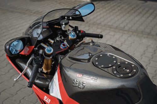 Yoshimura Tornado S-1 – Cockpit- und Tankansicht von oben mit Spiegeln, Öhlins-Gabelbrücke und Yoshimura-Aufklebern (Poland-Exemplar Nr. 21)
