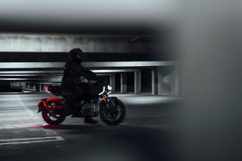 Zero Lompico Concept SF 2026 – Fahrer auf dem Motorrad in dunklem Parkhaus, rechte Seite mit leuchtenden LED-Scheinwerfern und Rücklicht