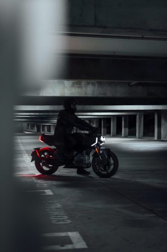 Zero Lompico Concept SF 2026 – Fahrer im Parkhaus, Heckansicht mit leuchtendem LED-Rücklicht im Hochformat