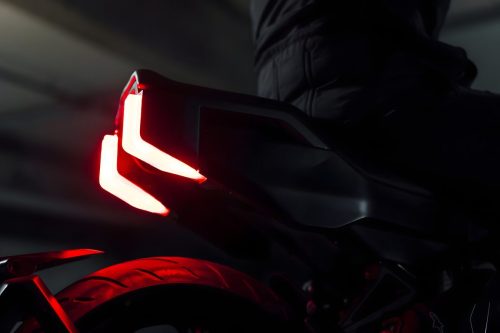 Zero Lompico Concept SF 2026 – Nahaufnahme LED-Rücklicht mit Pfeil-Design in leuchtendem Rot, Hinterrad sichtbar