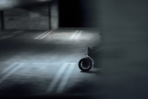 Zero Lompico Concept SF 2026 – Stimmungsbild im dunklen Parkhaus mit Lompico-Silhouette und dramatischer Beleuchtung