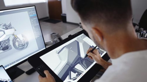 Zero Lompico Concept SF 2026 – Designer am Arbeitsplatz mit 3D-CAD-Modell auf zwei Bildschirmen und Grafiktablet