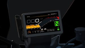 Zontes 703T 2027 - Cockpit mit 8-Zoll-TFT-Farbdisplay, orangefarbene Tankanzeige, Ganganzeige N und Fahrmodus-Icons, Blick durch die Windschutzscheibe