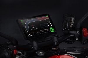 Zontes 703R 2027 - Cockpit mit 6,75-Zoll-TFT-Farbdisplay, Drehzahlmesser und Ganganzeige N, Blick auf Gabelbruecke vor rotem Tank
