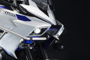 Zontes 703T 2027 - Detailansicht der LED-Doppelscheinwerfer und Frontkamera in Weiss mit blauen Dekor-Elementen