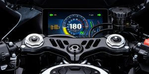 Zontes 703RR 2027 - Cockpit mit TFT-Farbdisplay in blauer Renn-Anzeige, Tachometer zeigt 180 km/h, Blick auf Gabelbruecke und Lenker