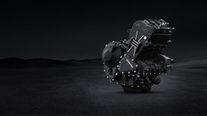 Zontes 699-cm3-Dreizylindermotor der 703er-Baureihe, Detailansicht vor dunklem Hintergrund, schwarz mit ZONTES-Schriftzug am Motorblock