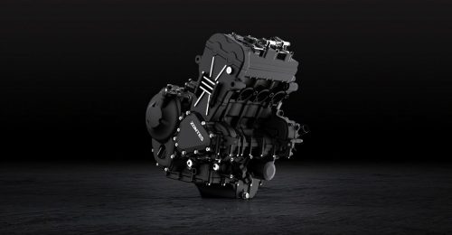 Zontes 703 – 699-ccm-Dreizylindermotor freigestellt vor dunklem Hintergrund